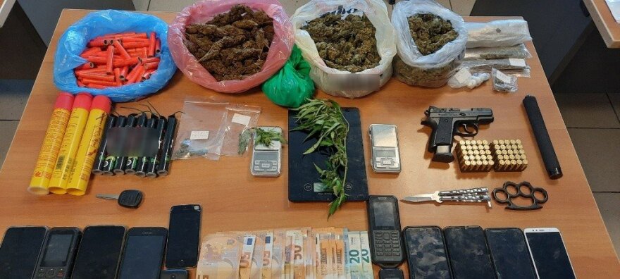 Συνελήφθησαν 11 άτομα στην Κρήτη για καλλιέργεια δενδρυλλίων κάνναβης και διακίνησης ναρκωτικών