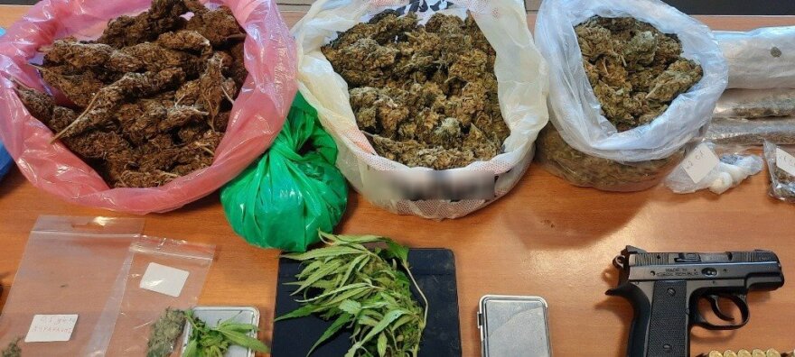 Συνελήφθησαν 11 άτομα στην Κρήτη για καλλιέργεια δενδρυλλίων κάνναβης και διακίνησης ναρκωτικών