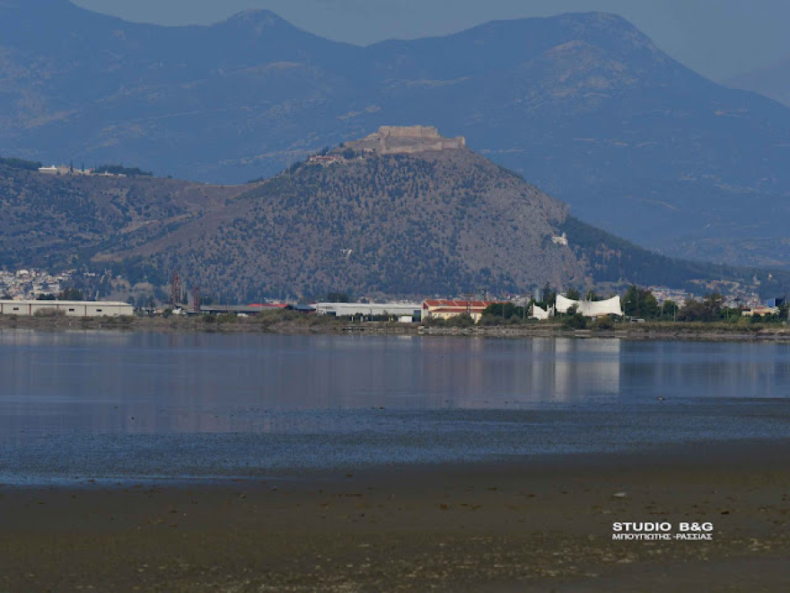 Ναύπλιο: Εντυπωσιακές εικόνες από την αμμουδιά σε παραλία λόγω άμπωτης!
