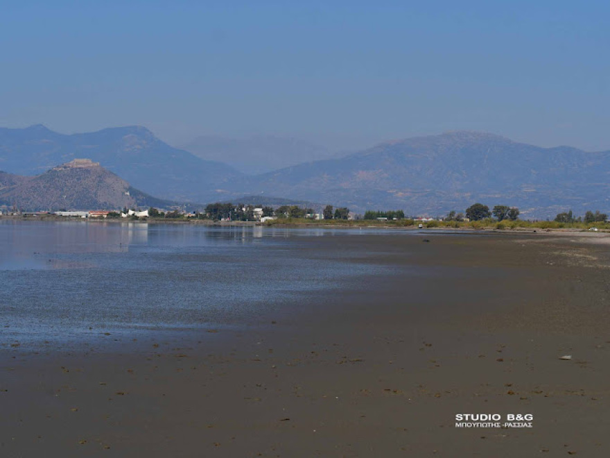 Ναύπλιο: Εντυπωσιακές εικόνες από την αμμουδιά σε παραλία λόγω άμπωτης!