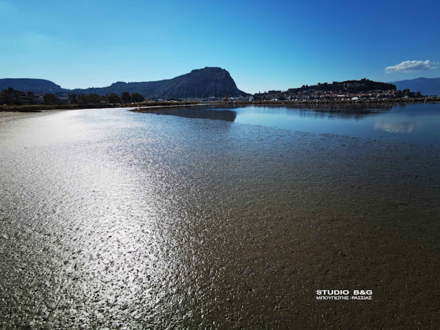 Ναύπλιο: Εντυπωσιακές εικόνες από την αμμουδιά σε παραλία λόγω άμπωτης!