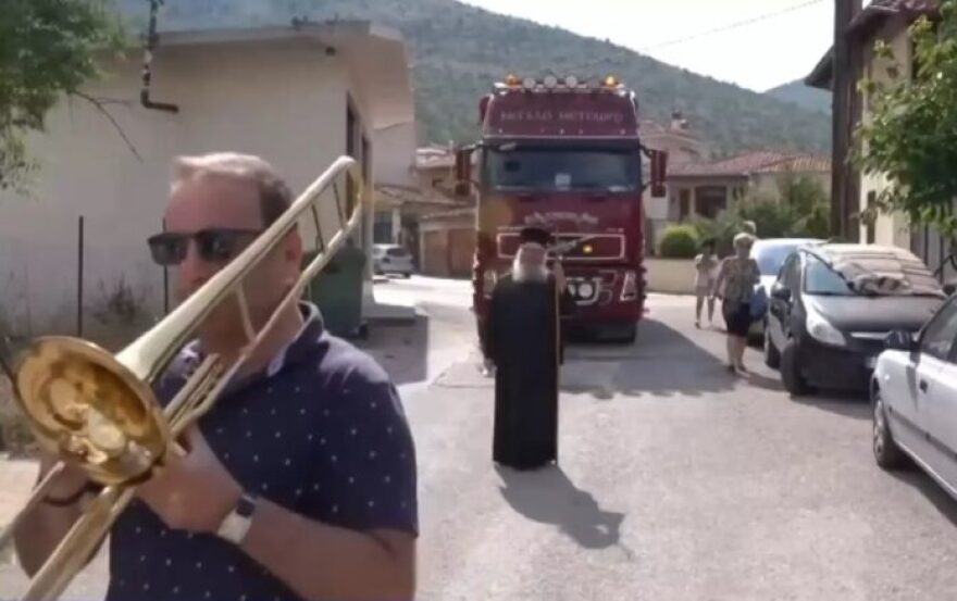 Κοζάνη: Παπάς αποχωρίστηκε το κοπάδι του με δάκρυα και μουσικά όργανα