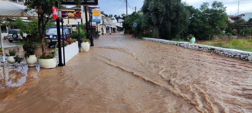 «Ποτάμι» οι δρόμοι στα Σύβοτα από την κακοκαιρία, έπεσε η οροφή σε σχολείο στην Ηγουμενίτσα - Δείτε βίντεο