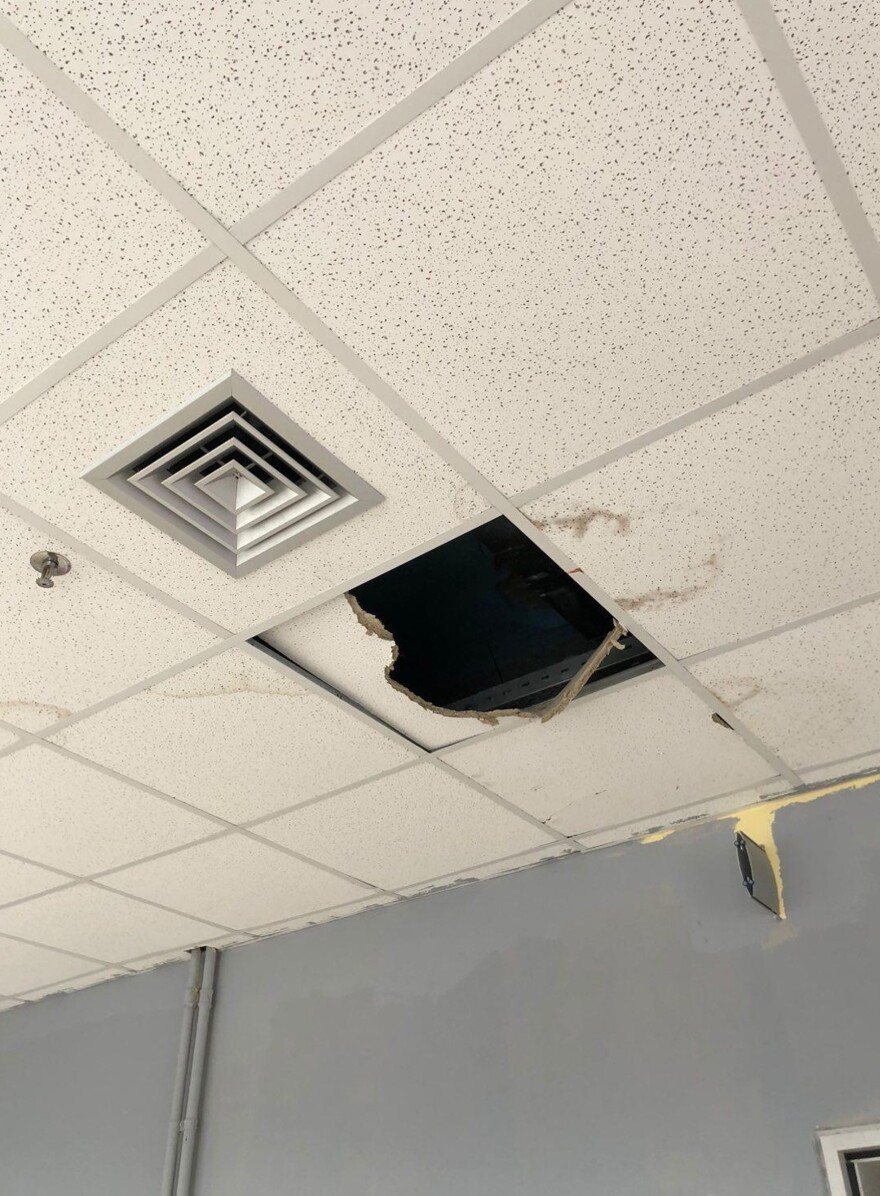 «Ποτάμι» οι δρόμοι στα Σύβοτα από την κακοκαιρία, έπεσε η οροφή σε σχολείο στην Ηγουμενίτσα - Δείτε βίντεο