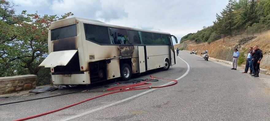 Στις φλόγες τυλίχτηκε λεωφορείο στα Μετέωρα