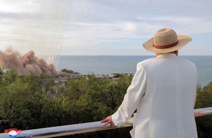 Κιμ Γιονγκ Ουν: «Πάρτι» στο Τwitter με το νέο look του - «Σαν Instagrammer σε διακοπές»