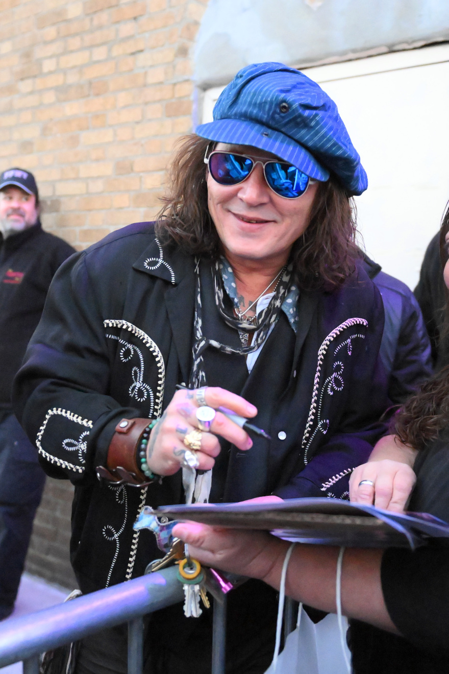 Τζόνι Ντεπ: Το... παράκανε με το υαλουρονικό και μοιάζει πλέον με τον... Όζι Όσμπορν!