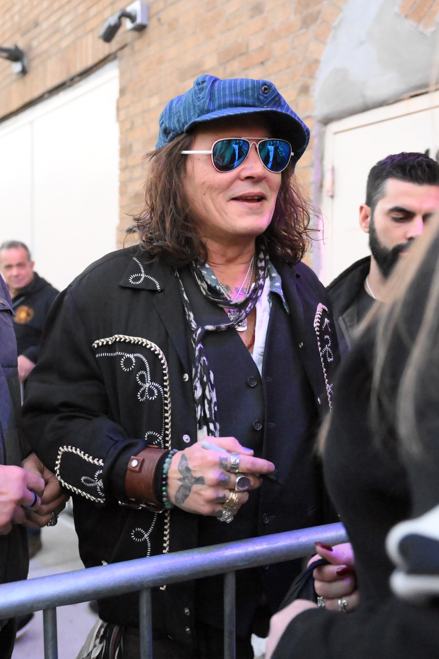 Τζόνι Ντεπ: Το... παράκανε με το υαλουρονικό και μοιάζει πλέον με τον... Όζι Όσμπορν!