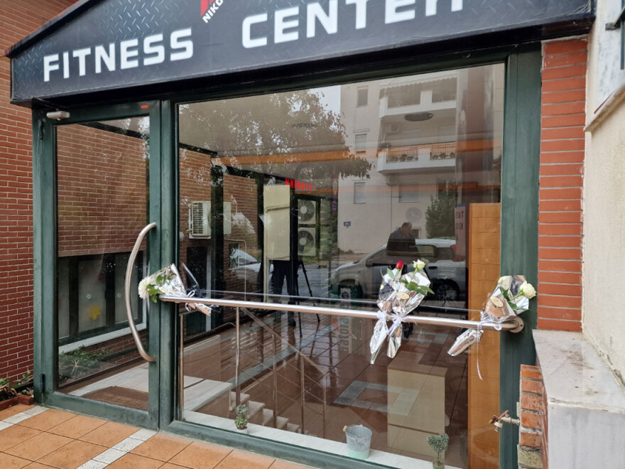 Θεσσαλονίκη: Θλίψη για τον Αλέξανδρο Νικολαΐδη, αφήνουν λουλούδια έξω από το γυμναστήριό του