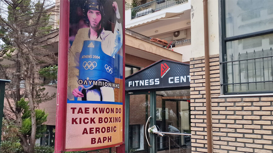 Θεσσαλονίκη: Θλίψη για τον Αλέξανδρο Νικολαΐδη, αφήνουν λουλούδια έξω από το γυμναστήριό του