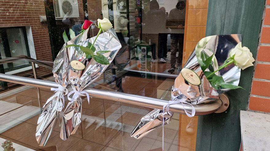 Θεσσαλονίκη: Θλίψη για τον Αλέξανδρο Νικολαΐδη, αφήνουν λουλούδια έξω από το γυμναστήριό του