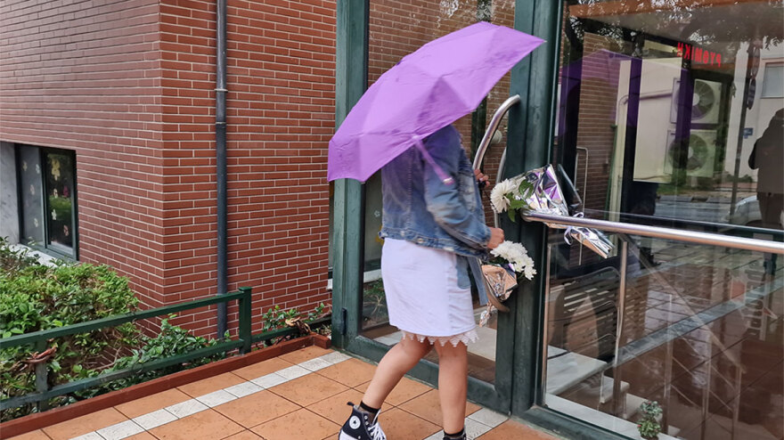 Θεσσαλονίκη: Θλίψη για τον Αλέξανδρο Νικολαΐδη, αφήνουν λουλούδια έξω από το γυμναστήριό του