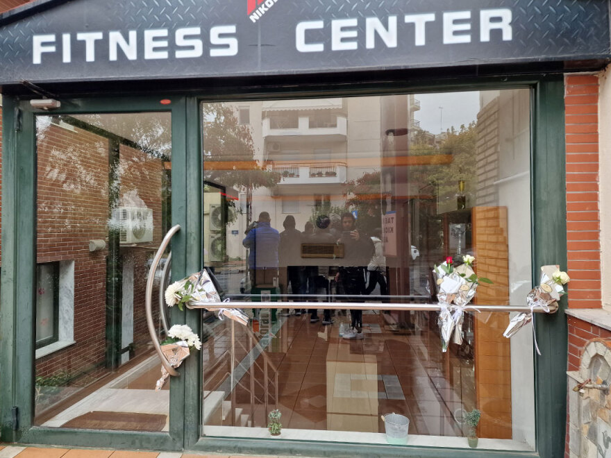 Θεσσαλονίκη: Θλίψη για τον Αλέξανδρο Νικολαΐδη, αφήνουν λουλούδια έξω από το γυμναστήριό του