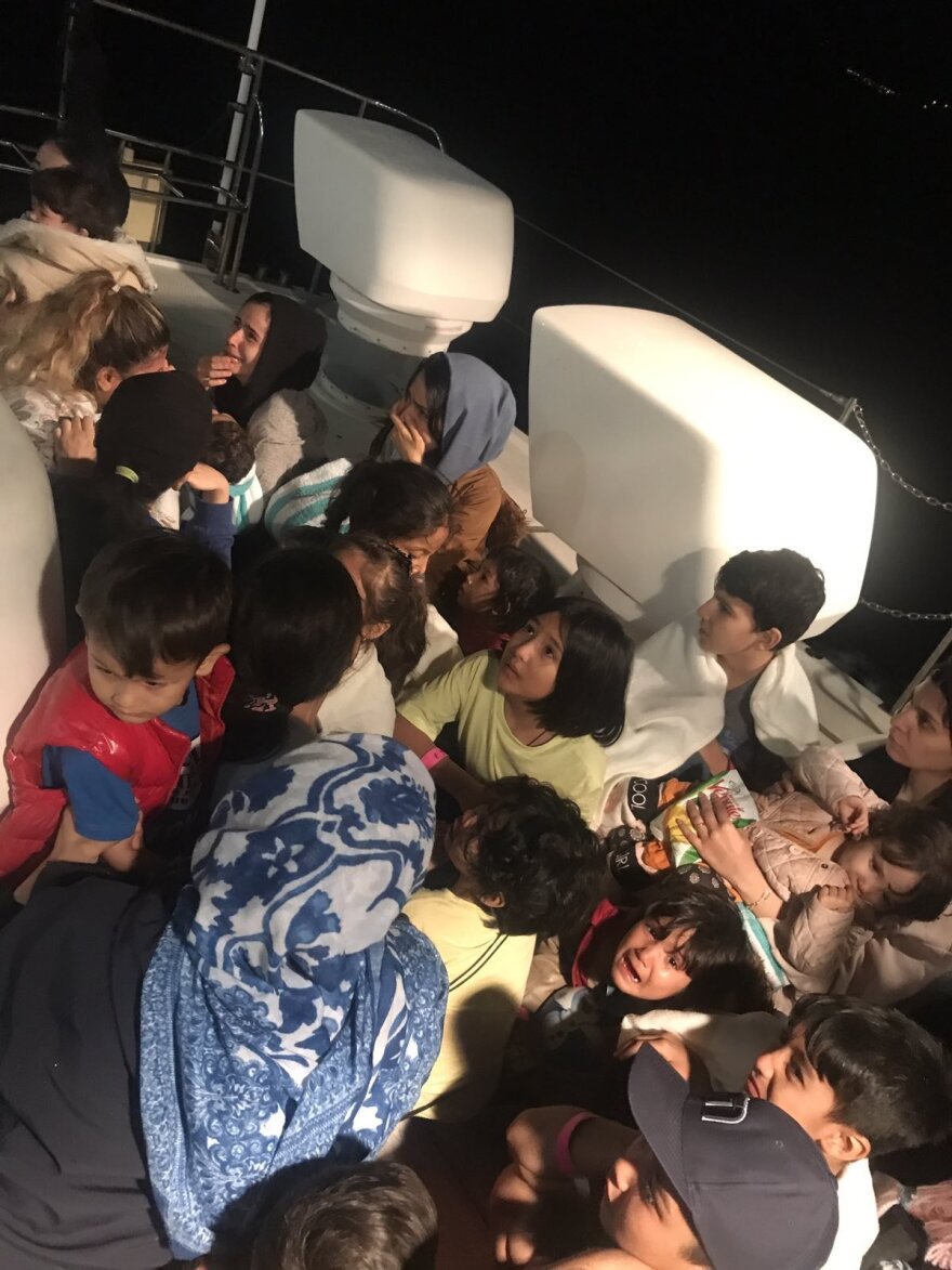 Διασώθηκαν 88 μετανάστες ανοιχτά των Παξών, ανάμεσα τους 20 παιδιά - Δείτε βίντεο και φωτογραφίες