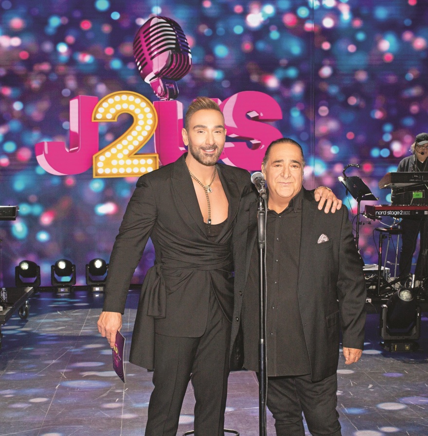 J2US: Οι διάσημοι φίλοι του Νίκου Κοκλώνη που είδαμε στα παρασκήνια και οι εκπλήξεις που ετοιμάζει για απόψε