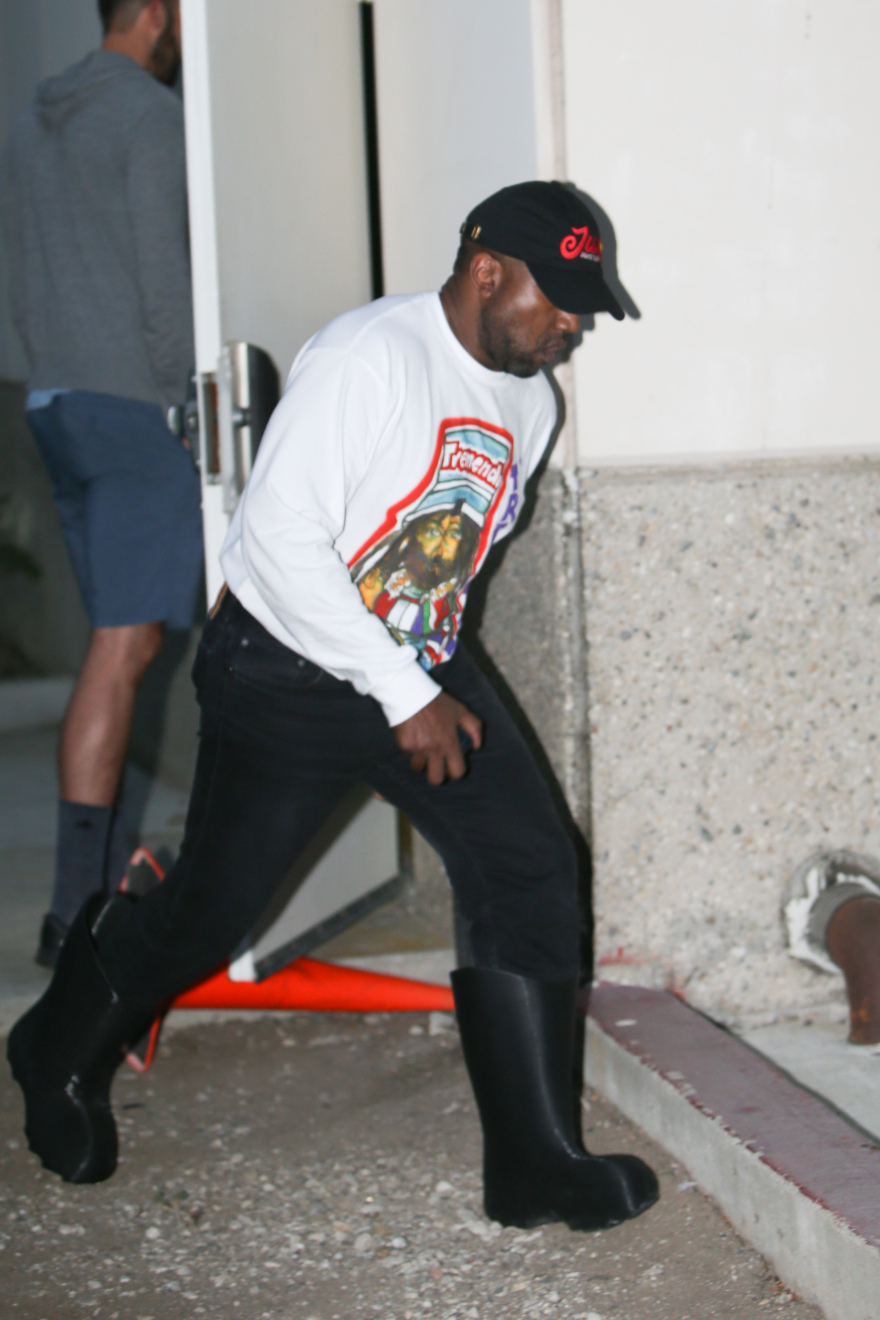 Κιμ Καρντάσιαν: Προσπαθεί να αποφύγει τον Κάνιε Γουέστ σε αγώνα μπάσκετ της κόρης τους