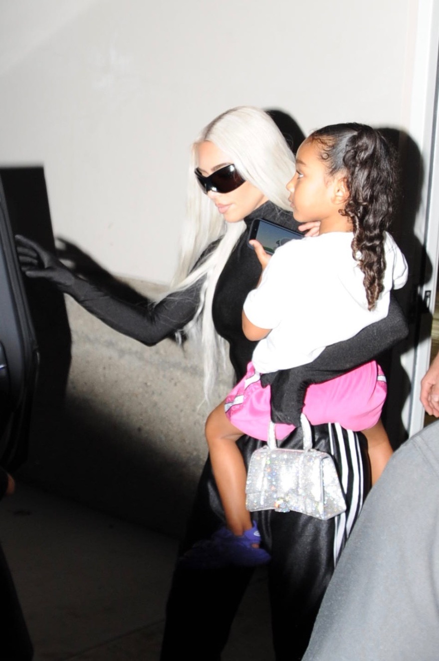 Κιμ Καρντάσιαν: Προσπαθεί να αποφύγει τον Κάνιε Γουέστ σε αγώνα μπάσκετ της κόρης τους