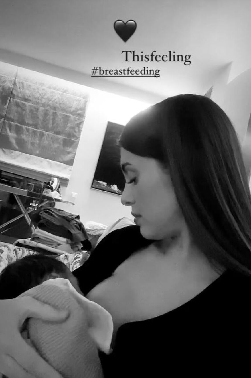 Φωτογραφία: Η Ιωάννα Σιαμπάνη θηλάζει τον νεογέννητο γιο της