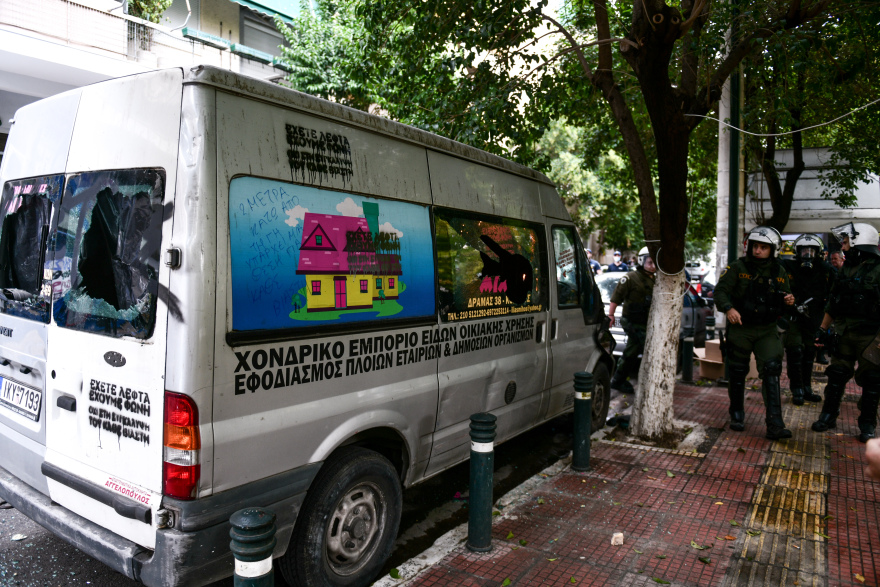 Βιασμός 12χρονης: Επεισόδια στη συγκέντρωση στα Σεπόλια - Δείτε φωτογραφίες