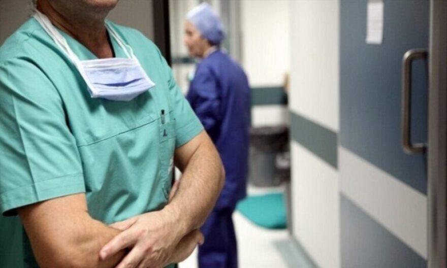 «Εμφύλιος» για τα ιδιωτικά ιατρεία των γιατρών του ΕΣΥ