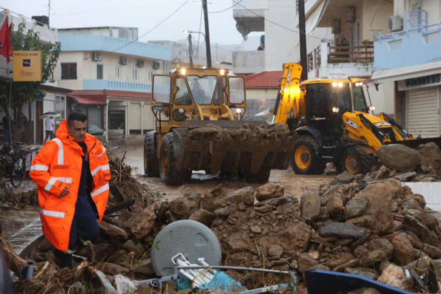 Κακοκαιρία στην Κρήτη: Εικόνες θεομηνίας - Τα μεγαλύτερα προβλήματα και η αγωνία για την αγνοούμενη μητέρα
