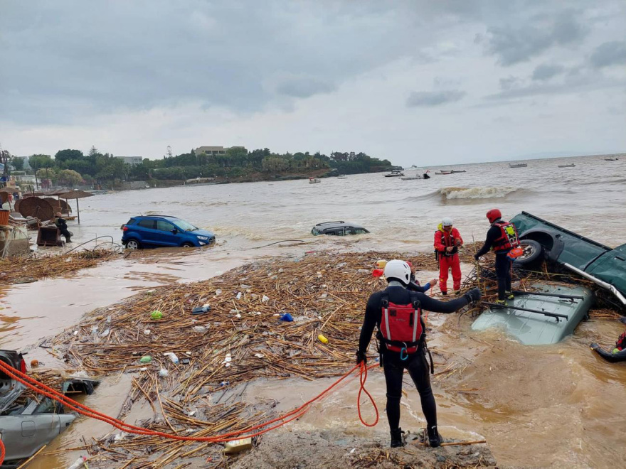 Κακοκαιρία στην Κρήτη - Συγκλονιστικό βίντεο: Το αυτοκίνητο μέσα στο οποίο έχασε τη ζωή του ο 50χρονος