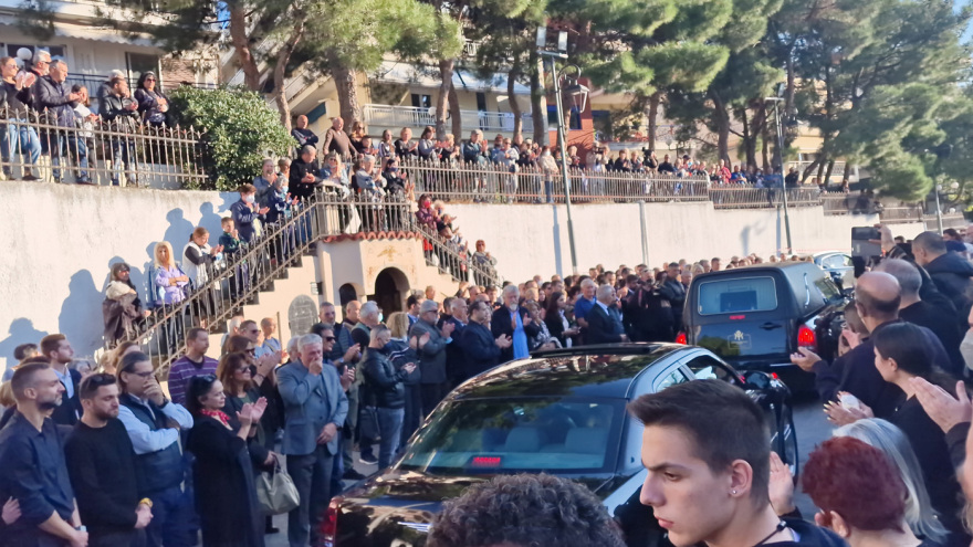 Αλέξανδρος Νικολαΐδης: Με χειροκροτήματα ο τελευταίος αποχαιρετισμός - «Αθάνατος» φώναζε ο κόσμος