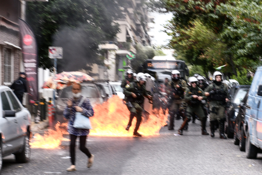 Βιασμός 12χρονης: Επεισόδια στη συγκέντρωση στα Σεπόλια - Δείτε φωτογραφίες