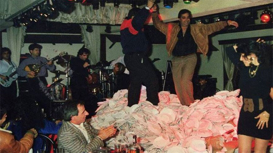 Η δεκαετία του 1980 και τα σκυλάδικα, τα καψουροτράγουδα, οι στίχοι και... η πολιτική αποδοχή τους