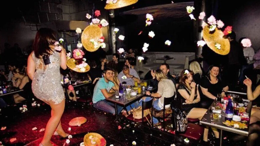 Η δεκαετία του 1980 και τα σκυλάδικα, τα καψουροτράγουδα, οι στίχοι και... η πολιτική αποδοχή τους