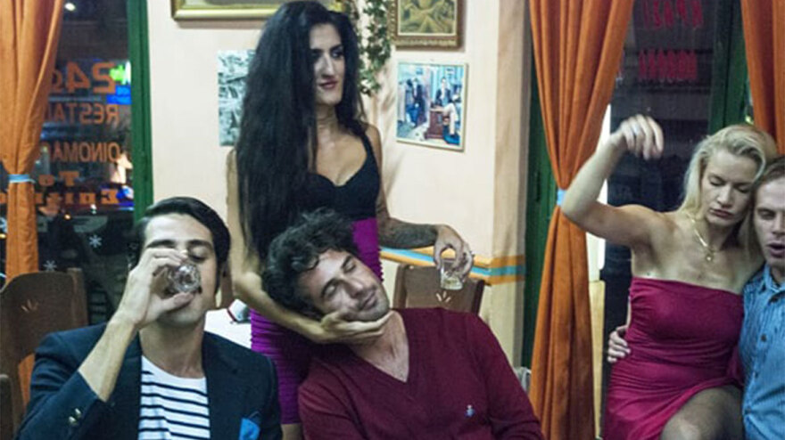 Η δεκαετία του 1980 και τα σκυλάδικα, τα καψουροτράγουδα, οι στίχοι και... η πολιτική αποδοχή τους