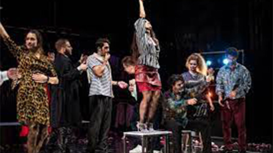 Η δεκαετία του 1980 και τα σκυλάδικα, τα καψουροτράγουδα, οι στίχοι και... η πολιτική αποδοχή τους