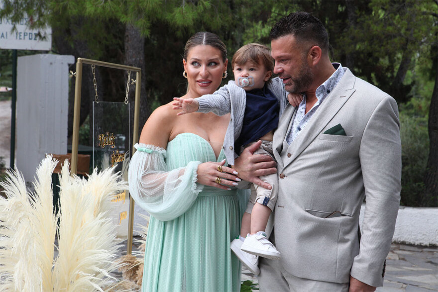 Κώστας Σόμμερ και Βαλεντίνη Παπαδάκη: Φωτογραφίες και βίντεο από τη βάφτιση του γιου τους 