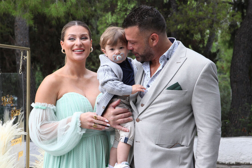 Κώστας Σόμμερ και Βαλεντίνη Παπαδάκη: Φωτογραφίες και βίντεο από τη βάφτιση του γιου τους 