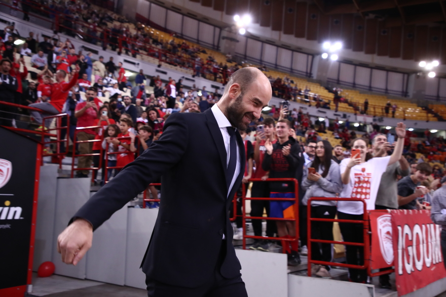 Ο Σπανούλης επέστρεψε ως αντίπαλος του Ολυμπιακού στο ΣΕΦ με το Περιστέρι bwin -  Δείτε βίντεο και φωτογραφίες