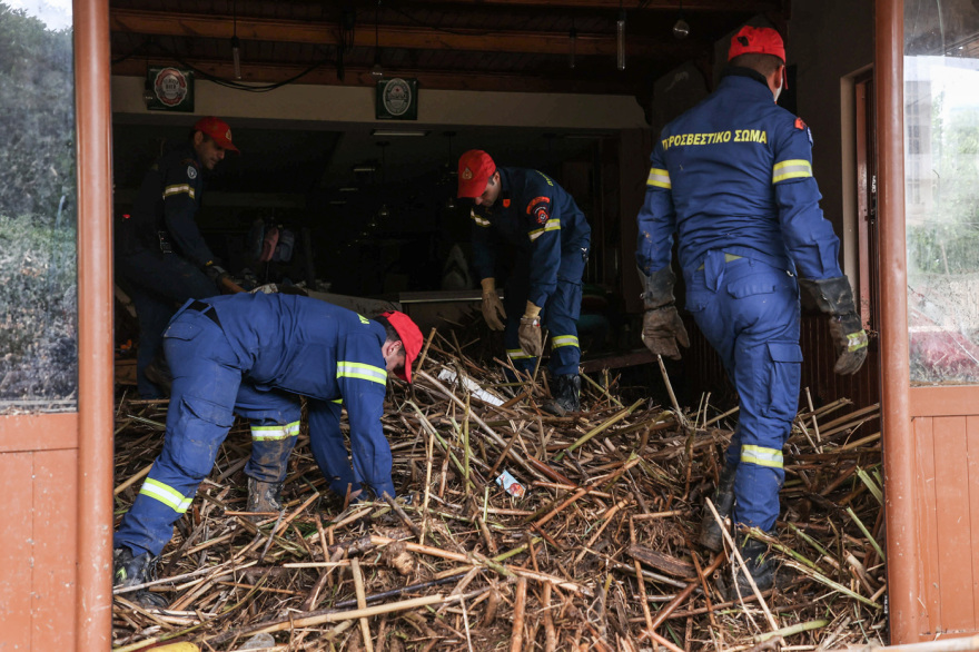 Κακοκαιρία στην Κρήτη: Βίντεο από τη στιγμή που εντοπίζεται η σορός της 49χρονης μητέρας