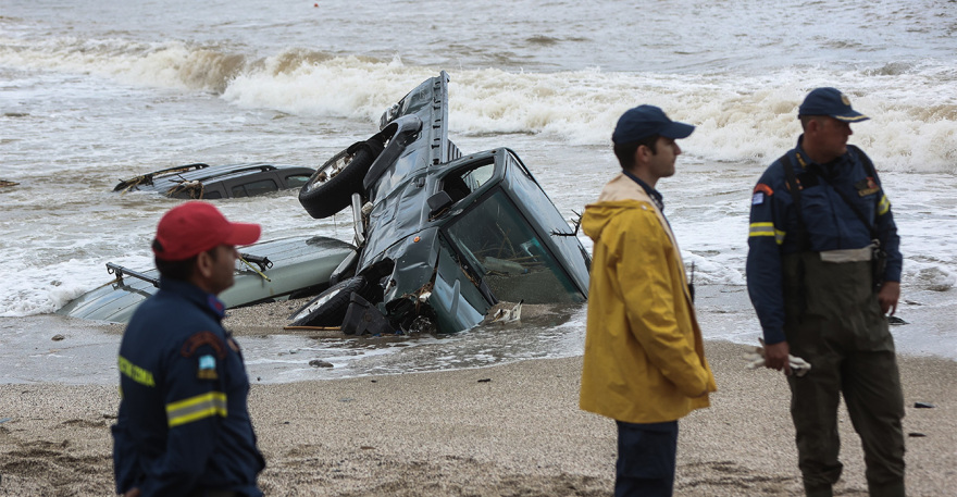 Κακοκαιρία στην Κρήτη: Βίντεο από τη στιγμή που εντοπίζεται η σορός της 49χρονης μητέρας