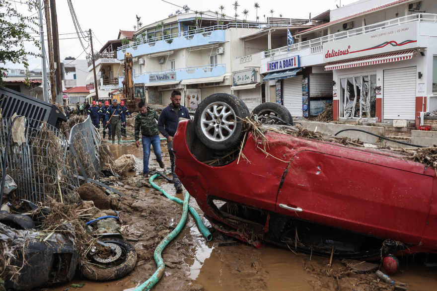 Κακοκαιρία στην Κρήτη: Βίντεο από τη στιγμή που εντοπίζεται η σορός της 49χρονης μητέρας