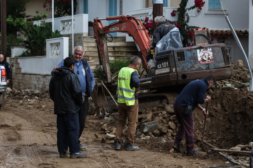 Κακοκαιρία στην Κρήτη: Βίντεο από τη στιγμή που εντοπίζεται η σορός της 49χρονης μητέρας