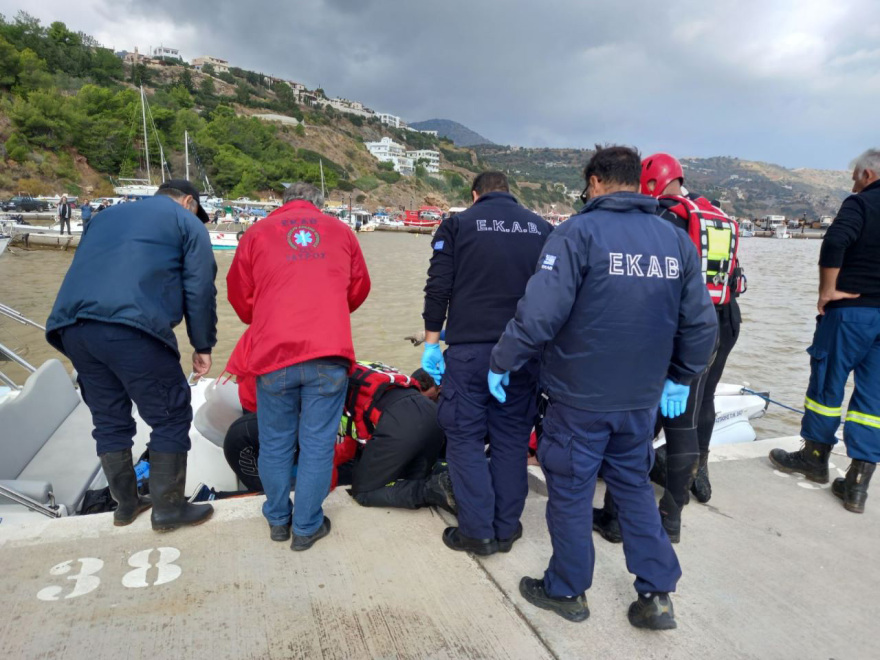 Κακοκαιρία στην Κρήτη: Βίντεο από τη στιγμή που εντοπίζεται η σορός της 49χρονης μητέρας