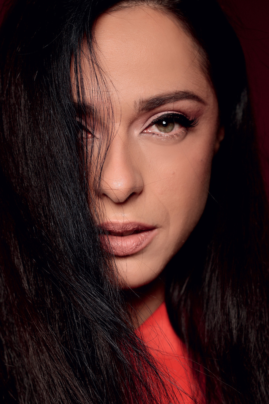 H Ευαγγελία Συριοπούλου ισορροπεί ανάμεσα σε δύο κόσμους