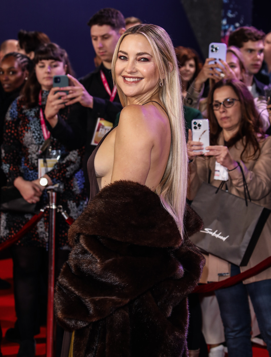 Κέιτ Χάντσον: Η εντυπωσιακή της εμφάνιση στην πρεμιέρα του «Glass Onion: A Knives Out Mystery»