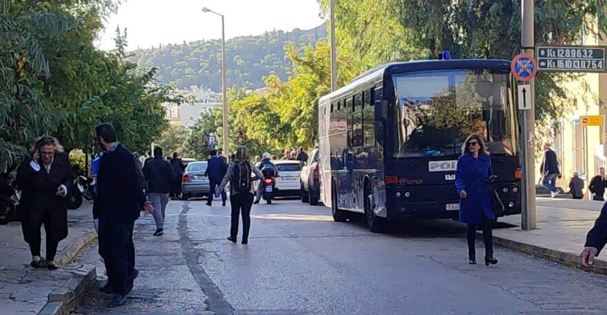 Βιασμός 12χρονης: Έφτασε στον ανακριτή η μητέρα της - Τι υποστήριξαν οι τρεις κατηγορούμενοι