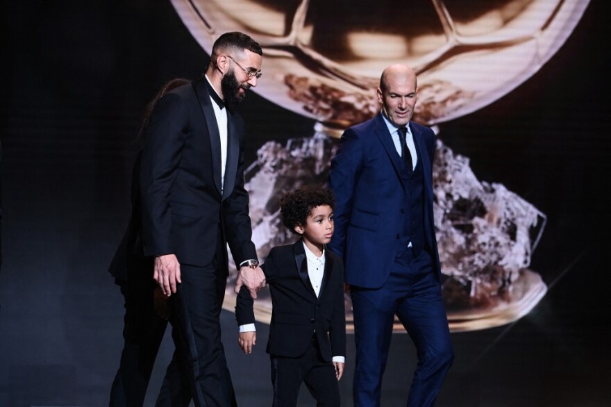 Μπενζεμά: Στο γκαλά για τη Χρυσή Μπάλα μαζί με τη νέα του σύντροφο και την πρώην σύζυγό του - Δείτε φωτογραφίες