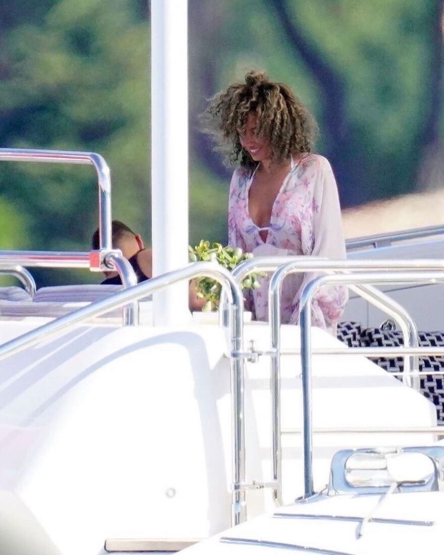 Μπενζεμά: Στο γκαλά για τη Χρυσή Μπάλα μαζί με τη νέα του σύντροφο και την πρώην σύζυγό του - Δείτε φωτογραφίες