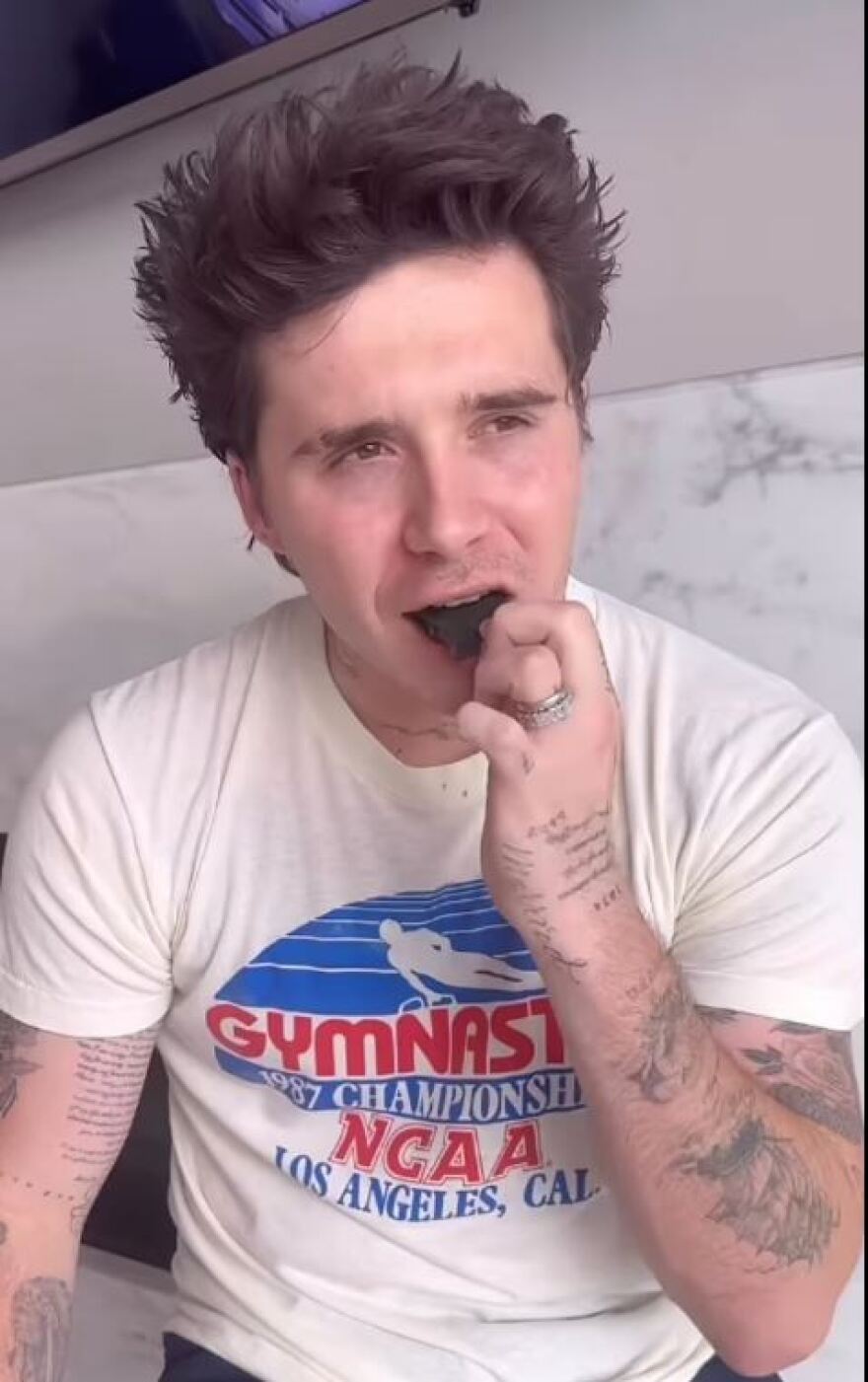 Βίντεο: Ο Μπρούκλιν Μπέκαμ με δάκρυα στα μάτια για την πρόκληση της... καυτερής τορτίγιας