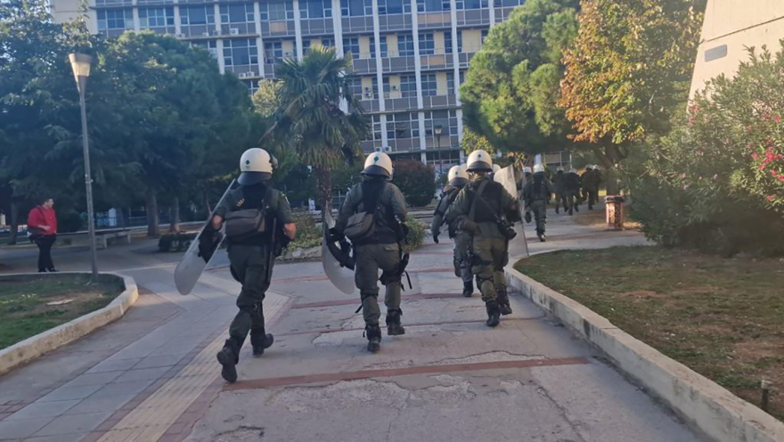 Θεσσαλονίκη: Επεισόδια μπροστά στην Πρυτανεία του ΑΠΘ