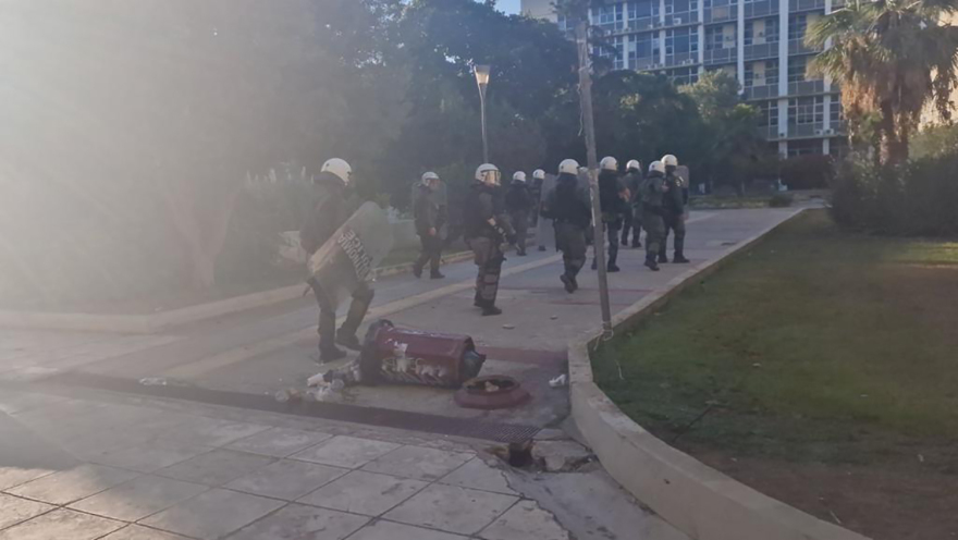 Θεσσαλονίκη: Επεισόδια μπροστά στην Πρυτανεία του ΑΠΘ