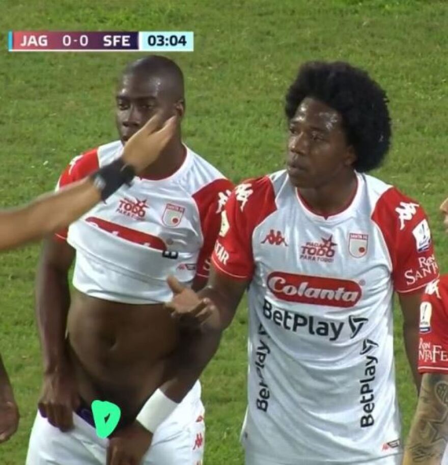 Ποδοσφαιριστής στην Κολομβία έδειξε το μόριό του εν ώρα αγώνα - Δείτε φωτογραφία 