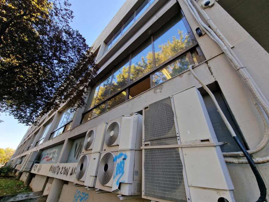 Θεσσαλονίκη: Σώθηκε από θαύμα ο φοιτητής που έπεσε στο κενό από την αίθουσα 3ου ορόφου της Νομικής